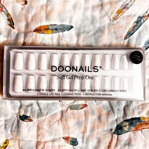 NWT Doonails Snow White Short Coffin Artificial Nails with Adhesive Nail Tabs